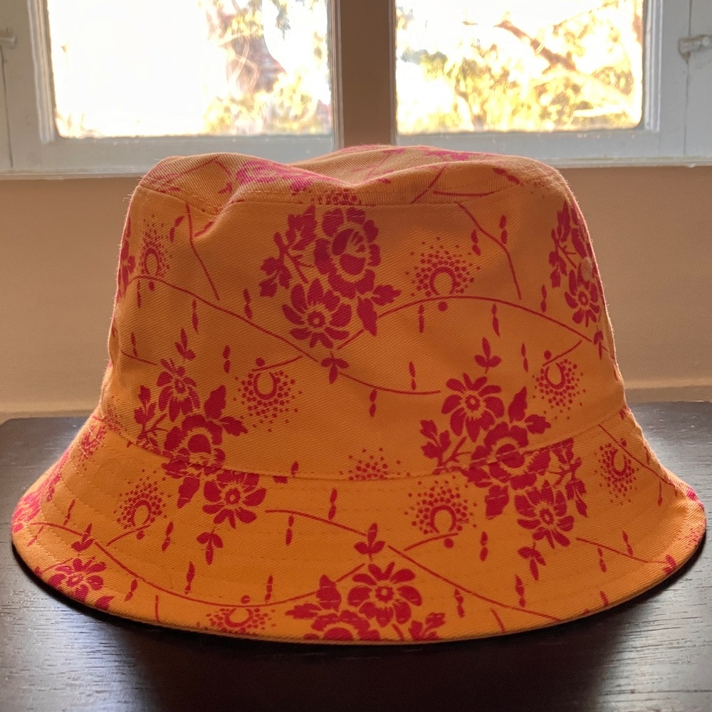 GAP REVERSIBLE BUCKET HAT